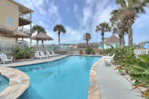 Sandhill Townhomes Port Aransas community pool, hot tub, and palapas with BBQ grilles, close to the beach